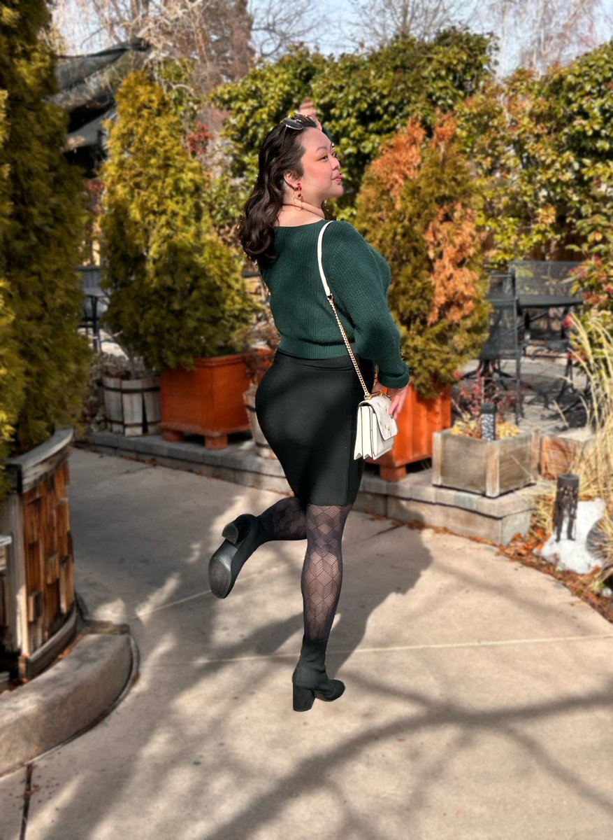 deviled3ggs's tweet image. happy intergalactic egg day! 🥳🎊🥰 

heading into 26 with a cardboard obsession, people who love me, and being hooked on severance 😋♥️