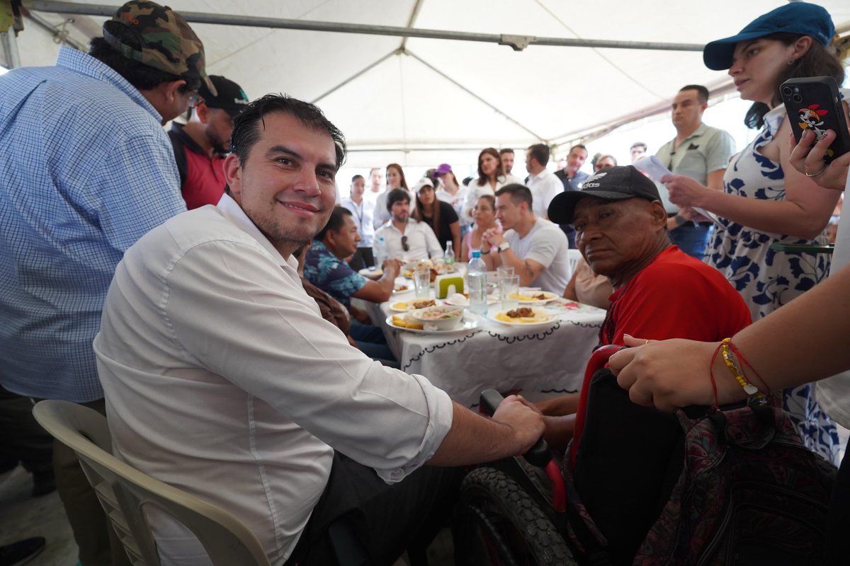DHumanoEc's tweet photo. La #BrigadaSocial por #ElNuevoEcuador llegó a Palmar, #SantaElena, acercando servicios esenciales a quienes más lo necesitan. El presidente @danielnoboaok, junto al ministro (E) del #MIES, @haburbano,  y autoridades locales, acompañó a la ciudadanía en esta jornada de atención directa, impulsando el bienestar de la población vulnerable. Además, emprendedores del Crédito de Desarrollo Humano expusieron y comercializaron sus productos, fortaleciendo la economía local.
#ElNuevoEcuadorResuelve