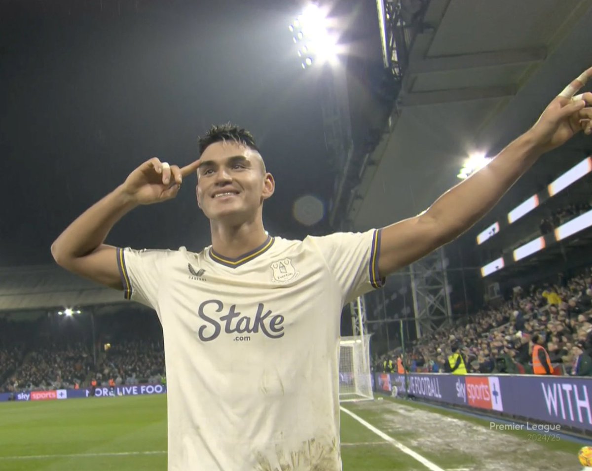 Gran partido de Charly #Alcaraz. Asistencia en el pt y gol en el 2do para que Everton se ponga 2 a 1 frente al Cristal Palace. 3er partido del ex #Racing luego de su paso por Flamengo. Llegó hace dos semanas al club.