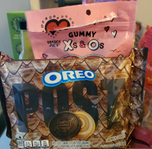 AndiMarchal's tweet photo. Ignoring the left over Valentine treats. 
I only have 😍for the @PostMalone Oreo cookies. 
😋
#PostMaloneOreo https://t.co/GSaIBa2aN6