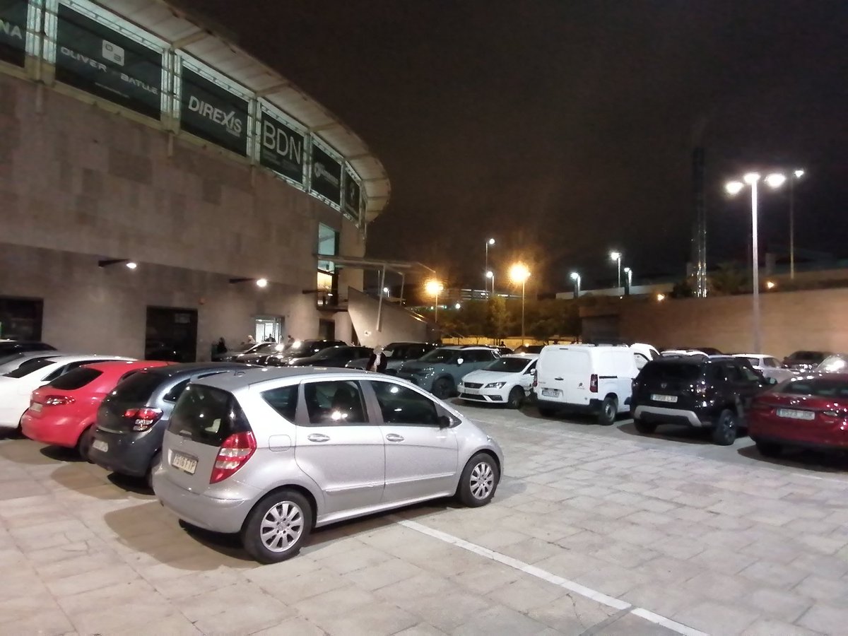 raulg596's tweet photo. @AjBadalona i @Badalona_GUB Com pot ser que quan juga @Penya1930 multeu als cotxes amb distintiu de movilitat reduïda quan cotxes ocupen il·legalment les places reservades amb l'excusa de les queixes veïnals? Què quan hi ha vetllades de boxa els veïns no és queixen? Vergonya avui https://t.co/wvurvGWKoX