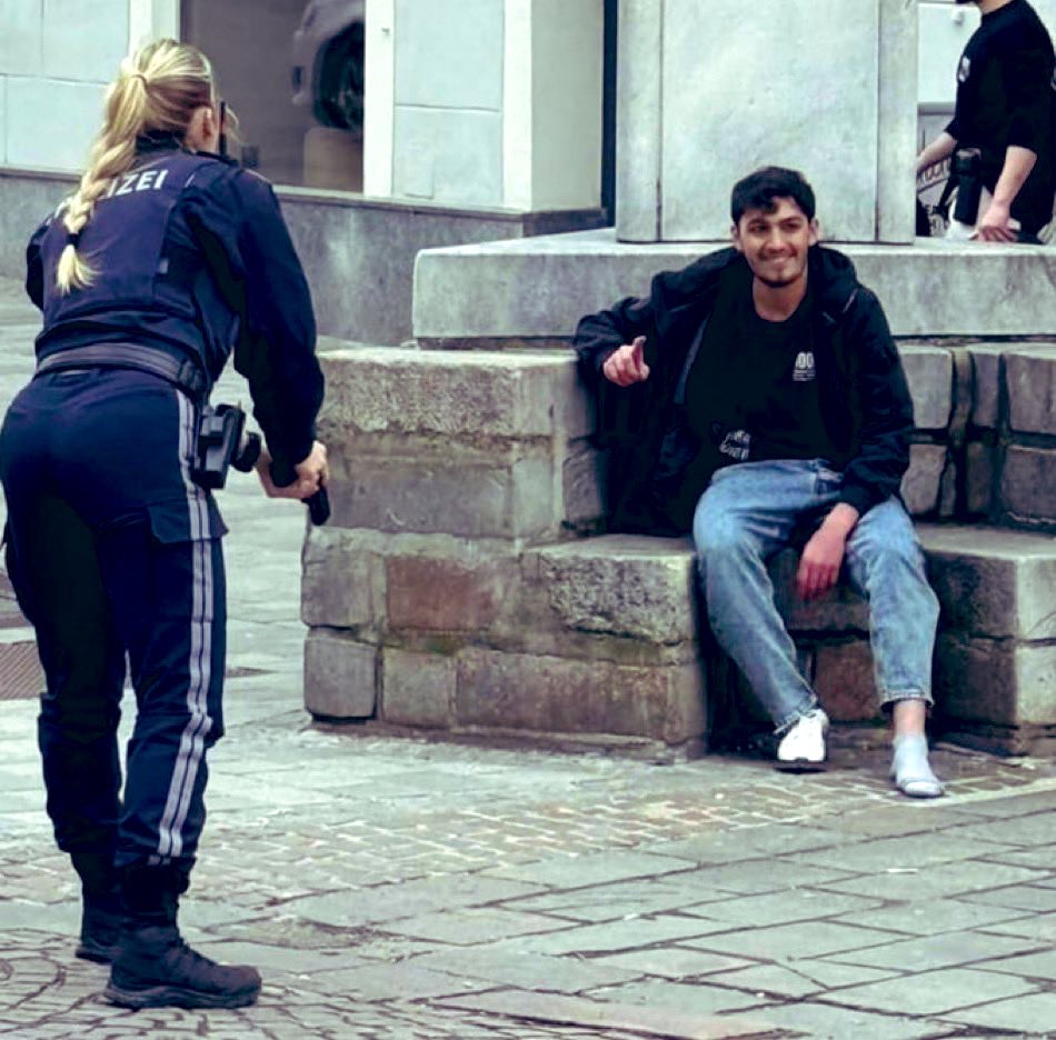 SaP011's tweet photo. Austria, #Villach:

Immigrato siriano, islamico, accoltella 5 passanti a caso, tutti ragazzi, il più giovane un 32enne. 
Morto un ragazzino di 14 anni.

Viene fermato grazie ad un automobilista che, capendo la situazione, gli piomba addosso in auto. 
Si cerca un presunto complice.

L’immagine è poco prima del suo arresto, ride contento perché ha appena ammazzato un ragazzino a sangue freddo. 

Questa è la gente che ci siamo portati in casa. Fondamentalisti islamici, esaltati, pieni di odio verso di noi. 

BASTA. ESPULSIONI DI MASSA.