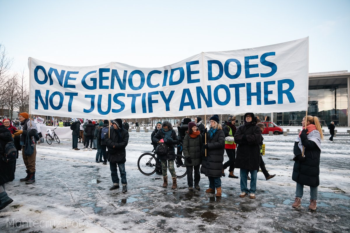 Montecruzfoto's tweet photo. Hundreds of people gathered in front of the Federal Chancellery of Germany in support of a just peace in the Middle East. Major humanitarian and human rights NGOs once again called for a rally against the genocide in Palestine.
#B1502 #Germany #stopgenocide https://t.co/6Tn1fNBB0j