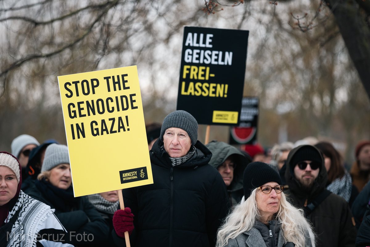Montecruzfoto's tweet photo. Hundreds of people gathered in front of the Federal Chancellery of Germany in support of a just peace in the Middle East. Major humanitarian and human rights NGOs once again called for a rally against the genocide in Palestine.
#B1502 #Germany #stopgenocide https://t.co/6Tn1fNBB0j