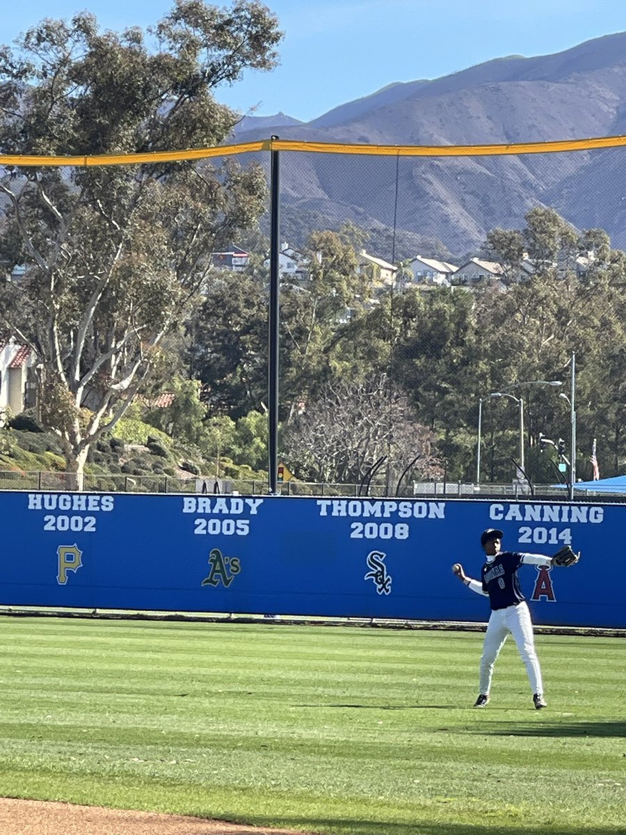 NYTILLID13's tweet photo. Last fall ball game for @AquinasBasebal1 vs. @SMCHSBaseball beautiful day for 9 inning game. #FalconsBaseball #Compete #WorkWins https://t.co/tREoGHq2EX