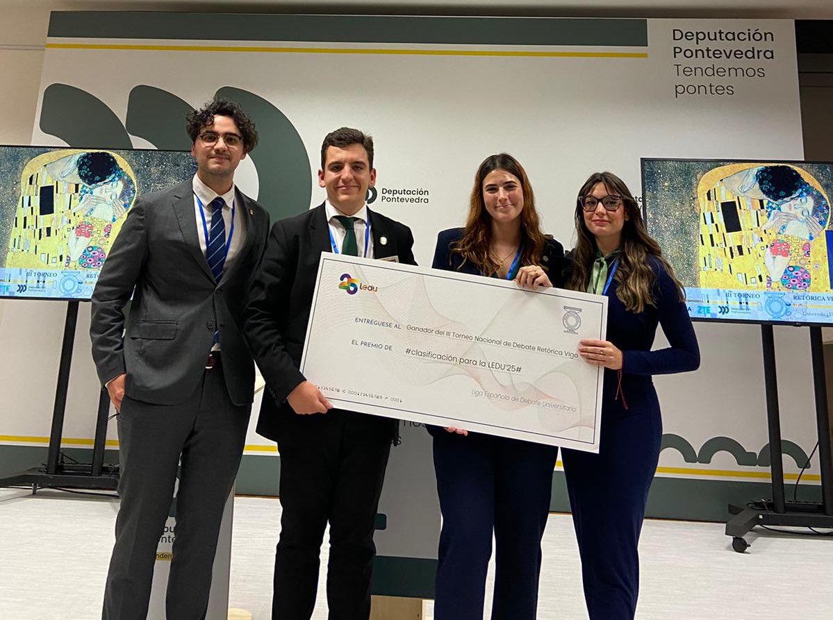 👏 ¡Enhorabuena! @Adujaen obtiene su segunda plaza en #Ledu25Aniversario como subcampeones del torneo de <a href="/retoricauvigo/">Asoc. Debate Retórica UVigo</a> al repetir @debateupveh la misma formación que ya se clasificó anteriormente. Felicitaciones a los campeones y al mejor orador, <a href="/ignaciooblanco/">ignacio</a> de <a href="/debateuc3m/">Sociedad de Debate UC3M</a>.