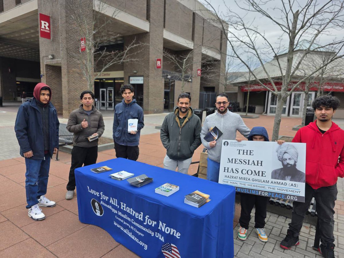 MKA_CJersey's tweet photo. Engaging hearts and minds! 📢 Alhamdulillah, we had a great turnout at our Tabligh event at Rutgers New Brunswick, where we shared the message of Islam Ahmadiyyat connecting with many interested individuals. #Tabligh #SharingIslam https://t.co/fNFxzCIXdv