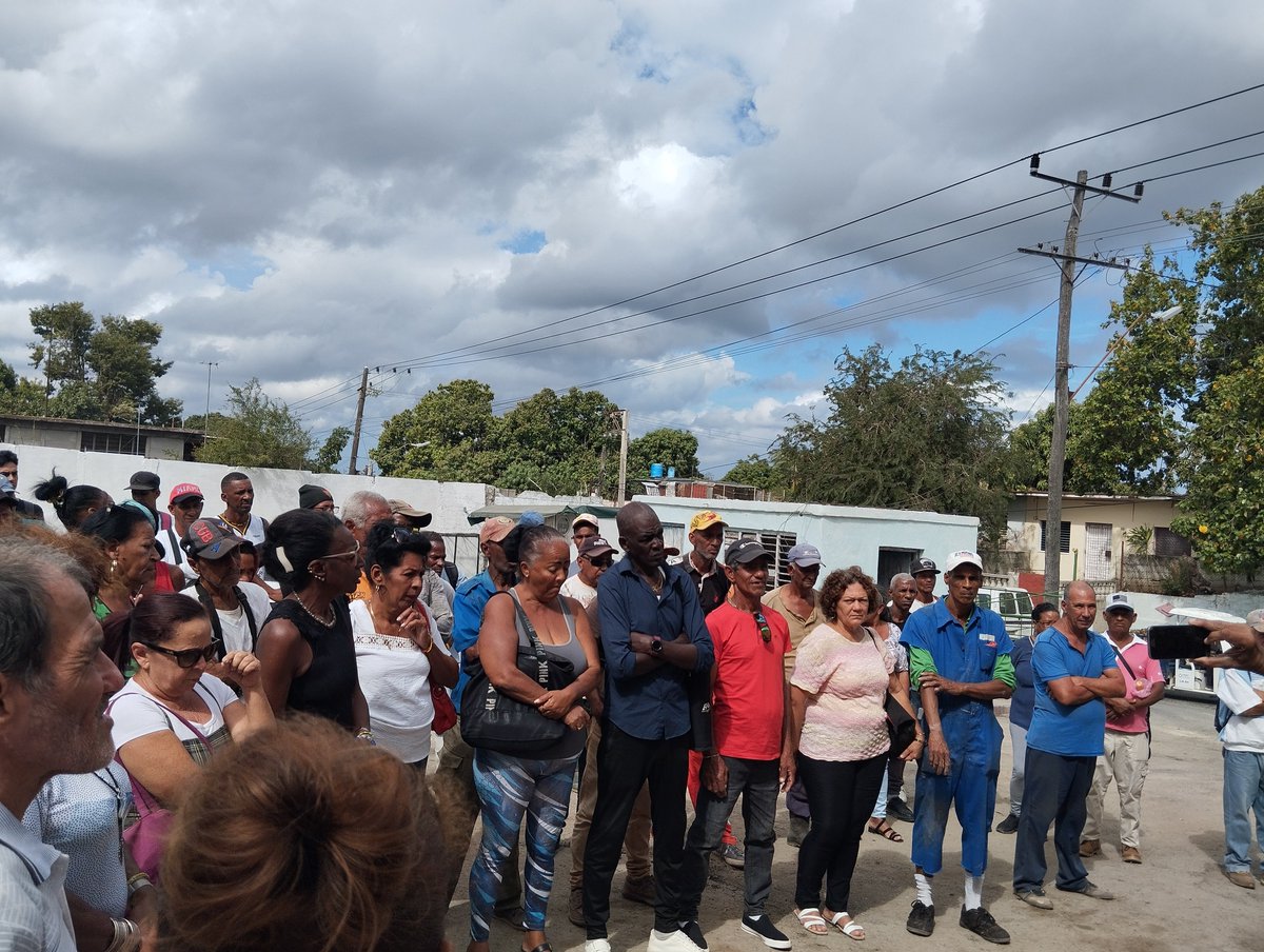 Hoy celebramos el día del trabajador de Servicios Comunales en #Guanabacoa.
Reconocimiento a los trabajadores destacados y los que llevan gran parte de su vida dedicada a esta tarea. Felicidades compañeros!!!
#LaHabanaViveEnMí