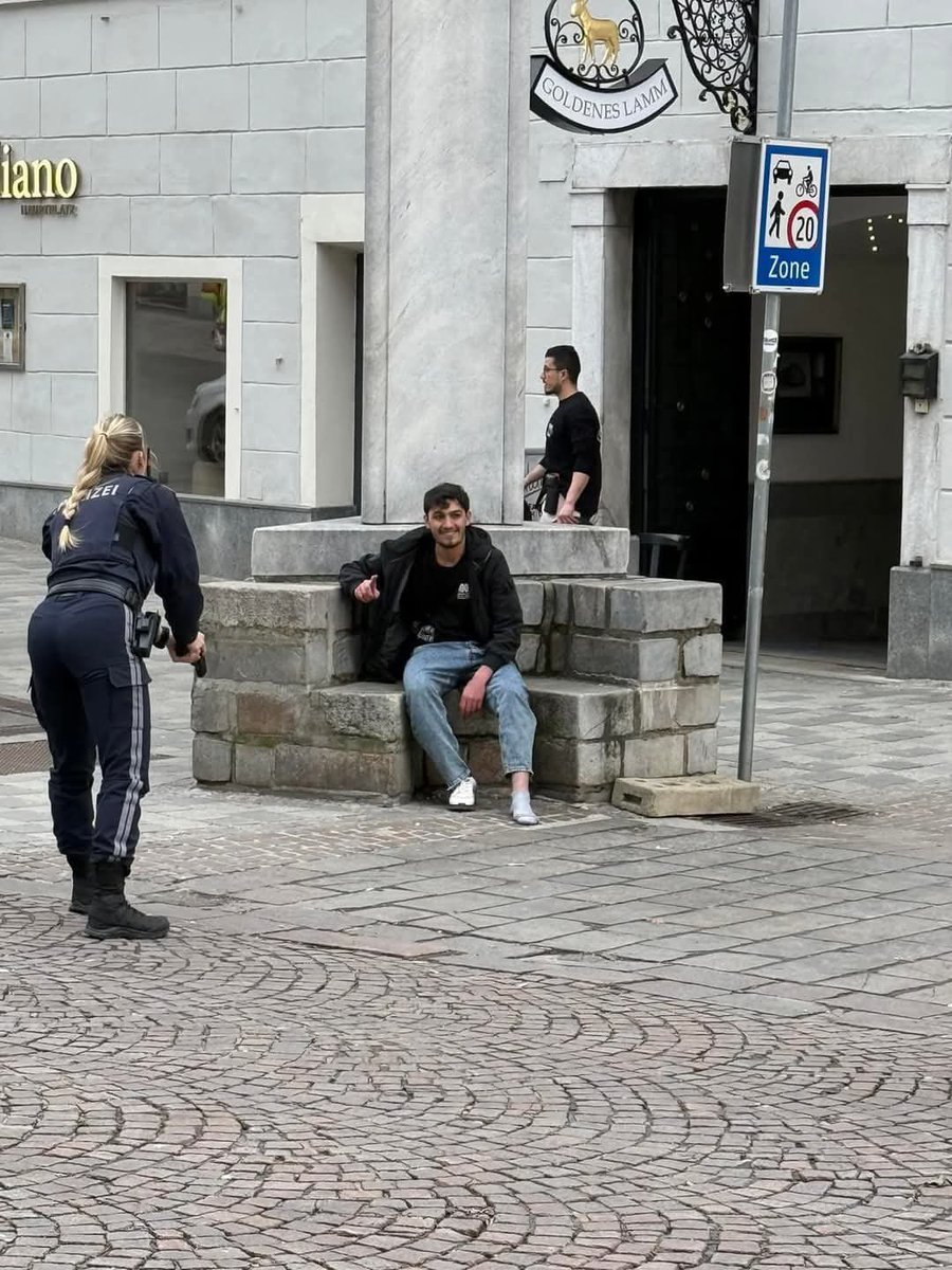 A foto do momento. 

Refugiado sírio que já tinha sido detido, em plena luz do dia esfaqueou 5 pessoas matando um jovem de 14 anos. 

Sorri momentos antes de ser detido. 

É o retrato da Europa.