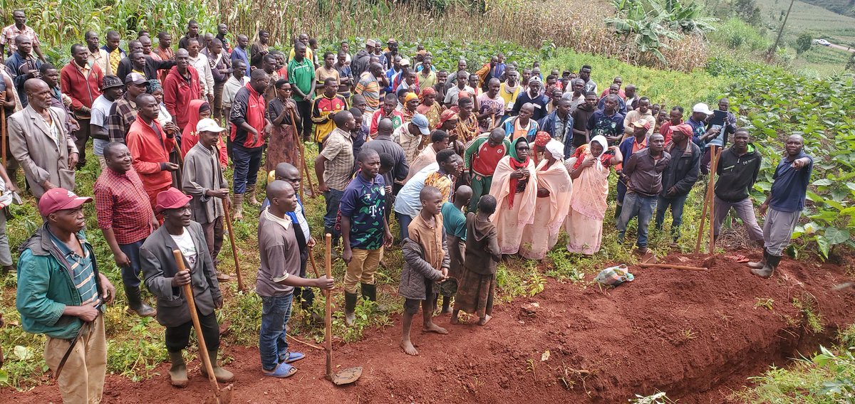 1/Mu bikorwa rusangi vyo kuri uno wa gatandatu igenekerezo rya 15/02/2025, Buramatari w'intara ya Muramvya yifadikanije n'Abenegihugu bo muri komine kiganda ku mutumba wa Murambi mu bikorwa vyo kwimba umugende w'amazi ugenewe Abenegihugu bo mu gisagara ca Gatabo
1/n
