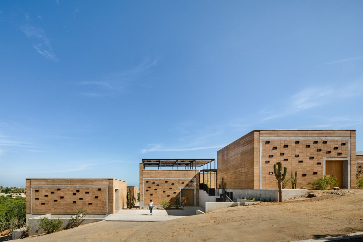 w_emerg's tweet photo. RIMA Design Group utilized locally sourced rammed earth in Casa Ballena, a cultural center in San José del Cabo, to create a sustainable, climate responsive structure that harmonizes with the desert landscape.
#RammedEarth #SustainableArchitecture #MexicanDesign #RIMADesignGroup https://t.co/GkM7mhZKqE