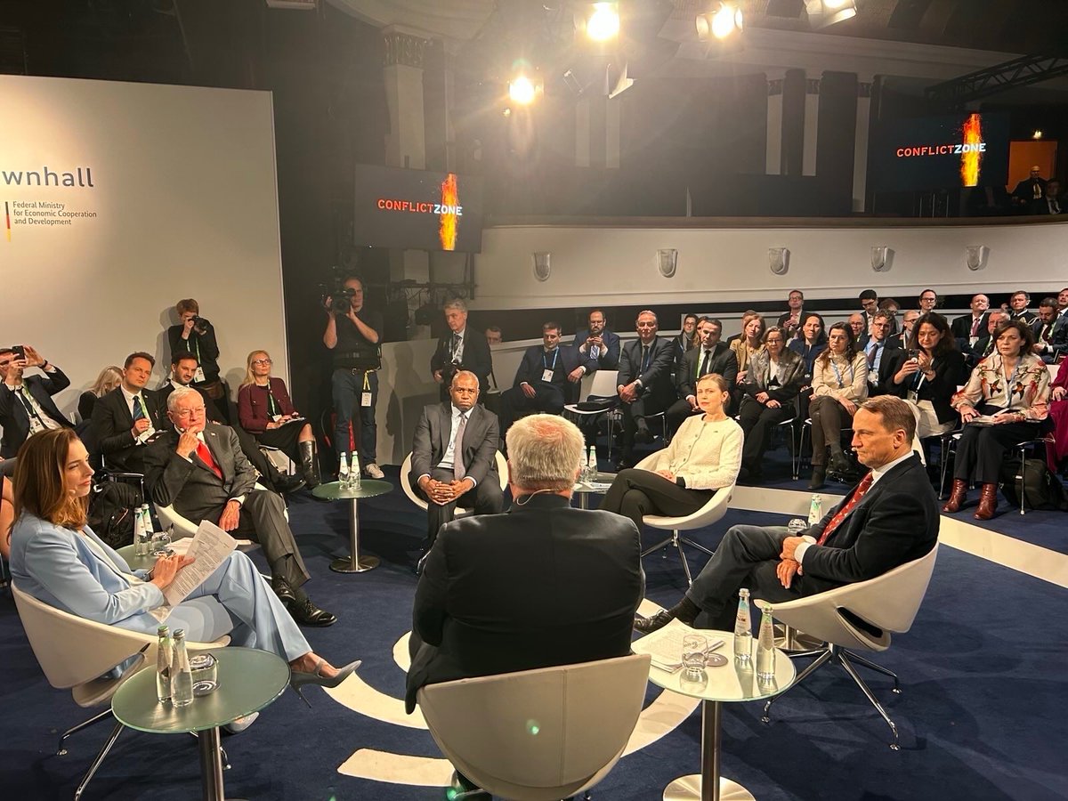 DSakaliene's tweet photo. 🇪🇺 Europe must be part of negotiations, but words are empty without putting money on the table.

⚠️ Real peace requires real security guarantees for Ukraine. 

💪 Real security guarantees can only come from a position of strength. Europe needs to grow military muscle NOW.

❄️ In 24 hours, we went from the illusion that the US will defend Europe to realizing we will defend ourselves with the US support. US wake-up call on our defense debt is harsh but necessary.

🔴 Today at the #MSC2025, I joined a panel on Peace through Strength: A Plan for Ukraine with 🇺🇸 @generalkellogg  🇬🇧 @DavidLammy  🇵🇱 @sikorskiradek  🇺🇦 @andrii_sybiha 

🚨 putin will not change. The only way to prevent war on #NATO soil is to be fully prepared for it, down to the last bullet.

2025 will lay the foundation for either a stronger Europe - or its collapse @MunSecConf