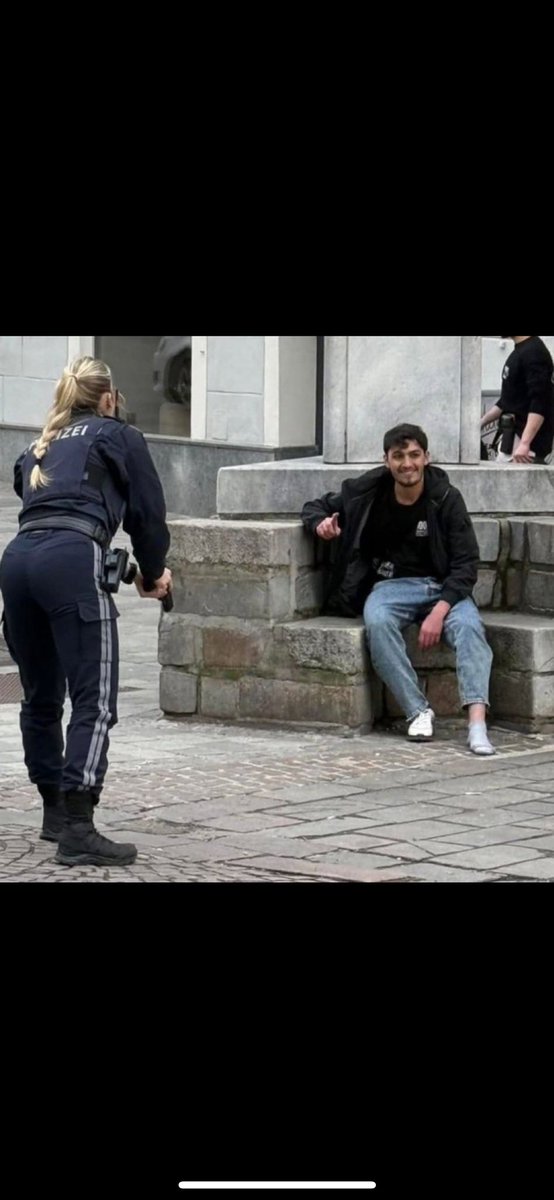 Dieser Syrer hat gerade einen 14-jährigen Jungen in Villach abgeschlachtet. Aber warum nur zeigt er eine harmlose spirituelle Geste?