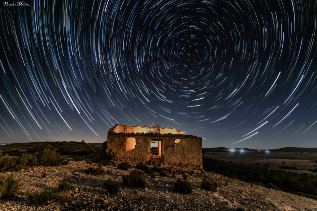 MeteoHellin's tweet photo. 🌌😍¡Espectacular! Fotografía circumpolar desde la Casa del Guarda, Cerro de las Cruces. En este punto limitan 4 términos municipales: Pozohondo, Tobarra, Albacete y Hellín. #Albacete #meteoAB

© Vicente Muñoz Romero https://t.co/CswzdpuhDE