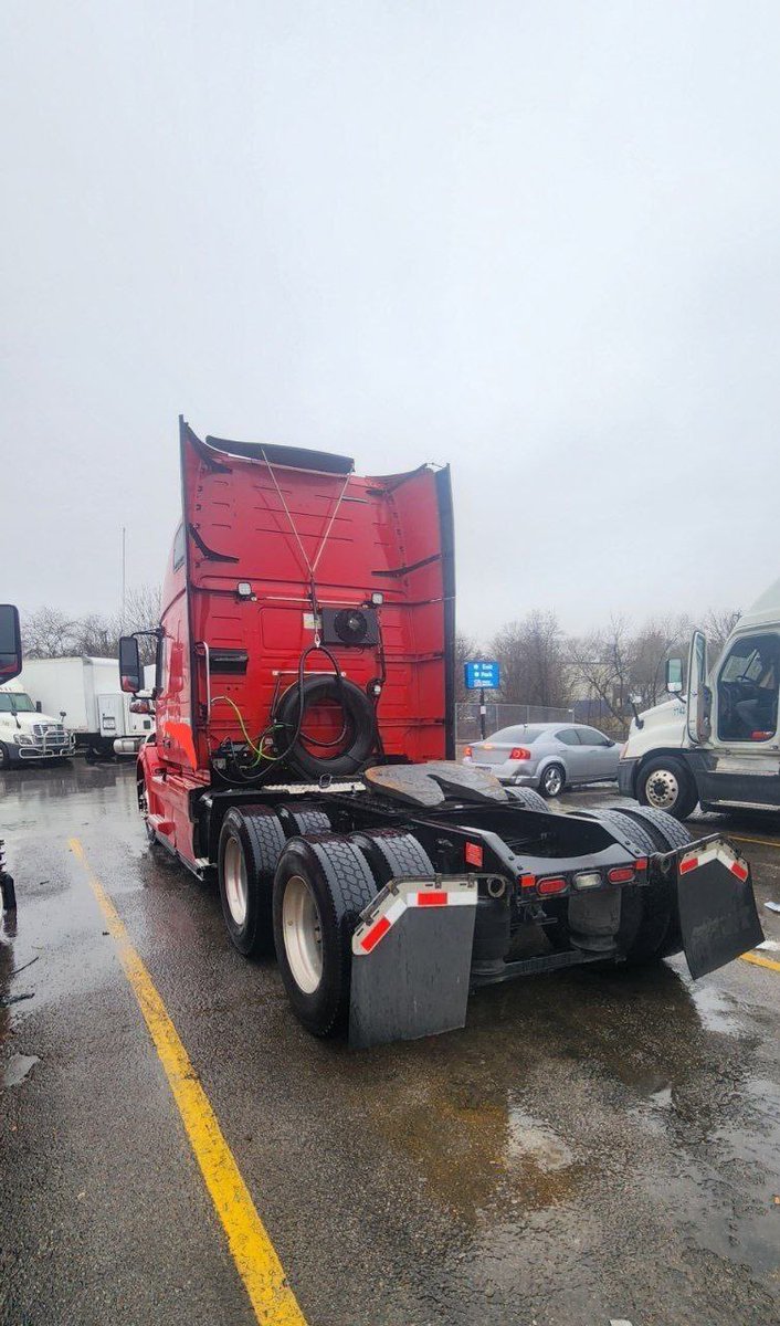 Truck for sale ❗️❗️❗️

- Volvo VNL670
- 2018
- 561K miles
- APU works 
- 4 NEW BATTERY
-Recently maintained DEF system 
- No mechanical issues
- $38,000 price 
 Contact on Zangi : 1083783175

Located in : Nashville, TN 📍