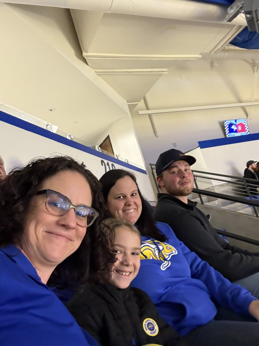 Gangs all here <a href="/QuintenChriste2/">Quinten Christensen</a> <a href="/erinyost12/">Erin Yost</a> <a href="/GoJacksWBB/">Jackrabbit WBB</a> #GoJacks #lovebig 💙💛🐰🏀