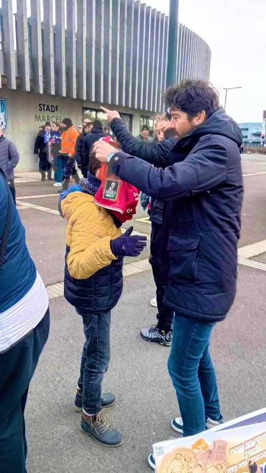 L’association <a href="/FootEnCoeur/">Association Foot En Coeur</a> se bat pour permettre à des enfants hospitalisés ou en situation de handicap de vivre leur passion du #football.

⚽️ Ce soir, Elie et Théo ont reçu leur maillot de l’<a href="/usldunkerque/">USL DUNKERQUE 🐬</a> des mains de François-Xavier Cadart, vice-président aux Sports du