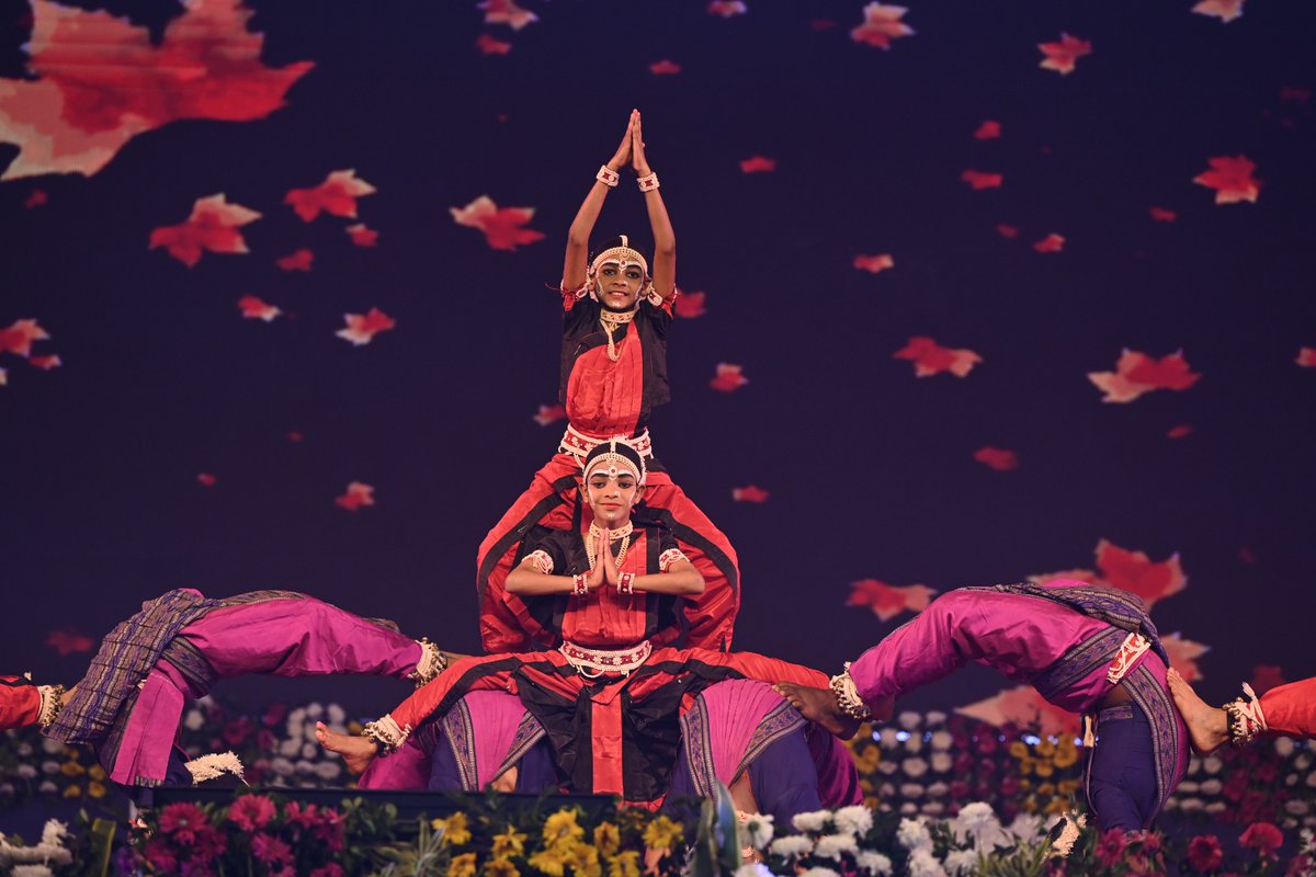 farddepartment's tweet photo. The stage came alive with the vibrant beats of #Dhemsa and the graceful artistry of #Gotipua, showcasing Odisha’s rich cultural heritage! ✨🔥 The rhythmic movements, colorful attire, and synchronized performances left the audience spellbound.
#MPSO2025
@CMO_Odisha @GokulanandaBJP @dahvsodisha @OdishaFisheries @OMFEDofficial @VOTIBBSR @olrdsahd @sureshvashishth @IPR_Odisha @PRDeptOdisha @APICOLBBSR