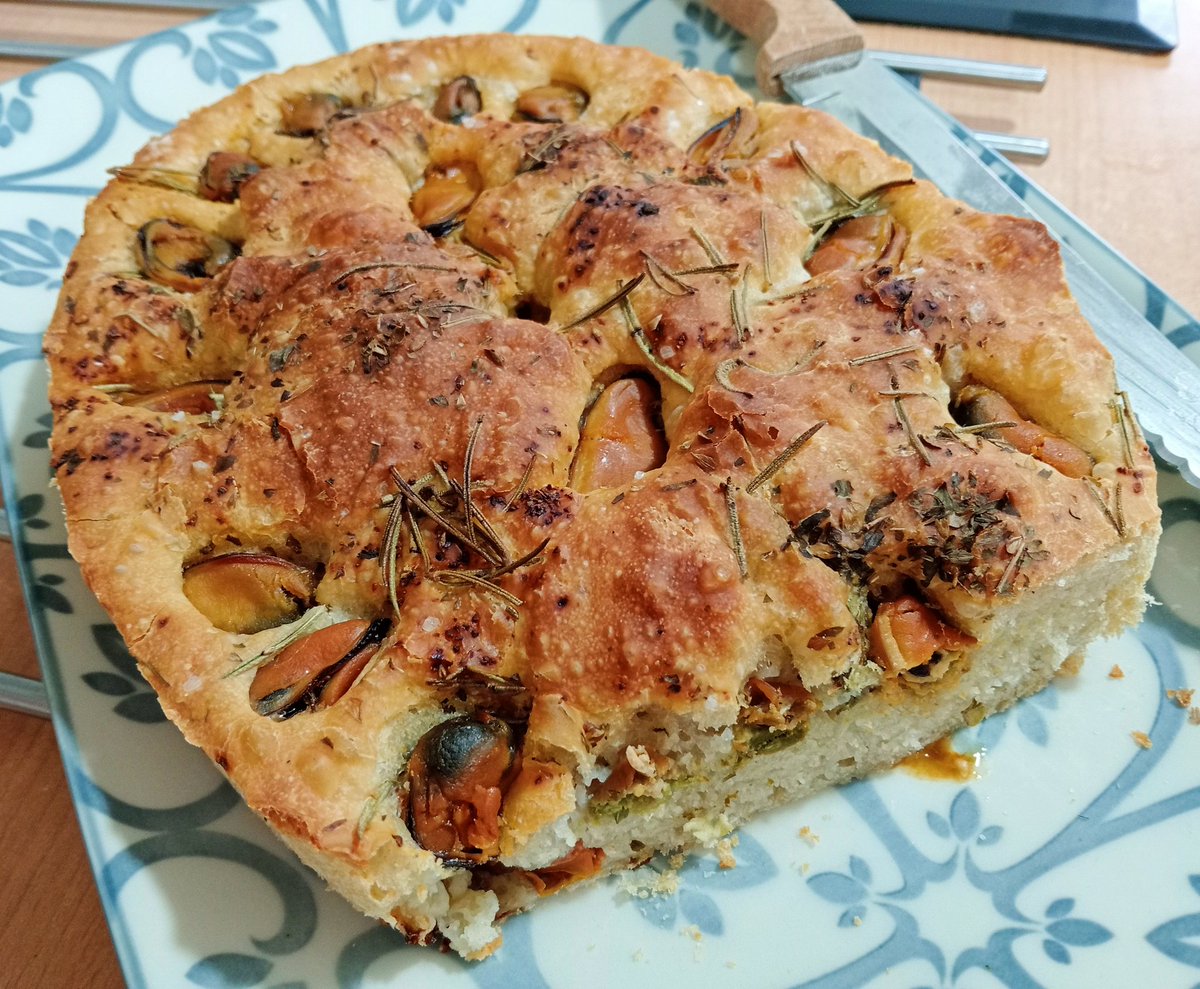 ¡Riquísima está focaccia! 👌💯😋 *FOCACCIA CON MEJILLONES EN ESCABECHE* con tomates cherrys,  romero, orégano, aceite de oliva virgen 🫒 y por supuesto está hecha con masa madre. Receta escrita paso a paso 📝 en el blog paladealo.com Buenas noches 🤗