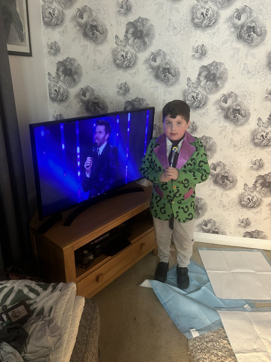 mr_rees_flynn's tweet photo. @joeldommett my 6 year old boy has been dressing up and presenting as you every Saturday this series #maskedsingeruk https://t.co/vb4vSop9qg