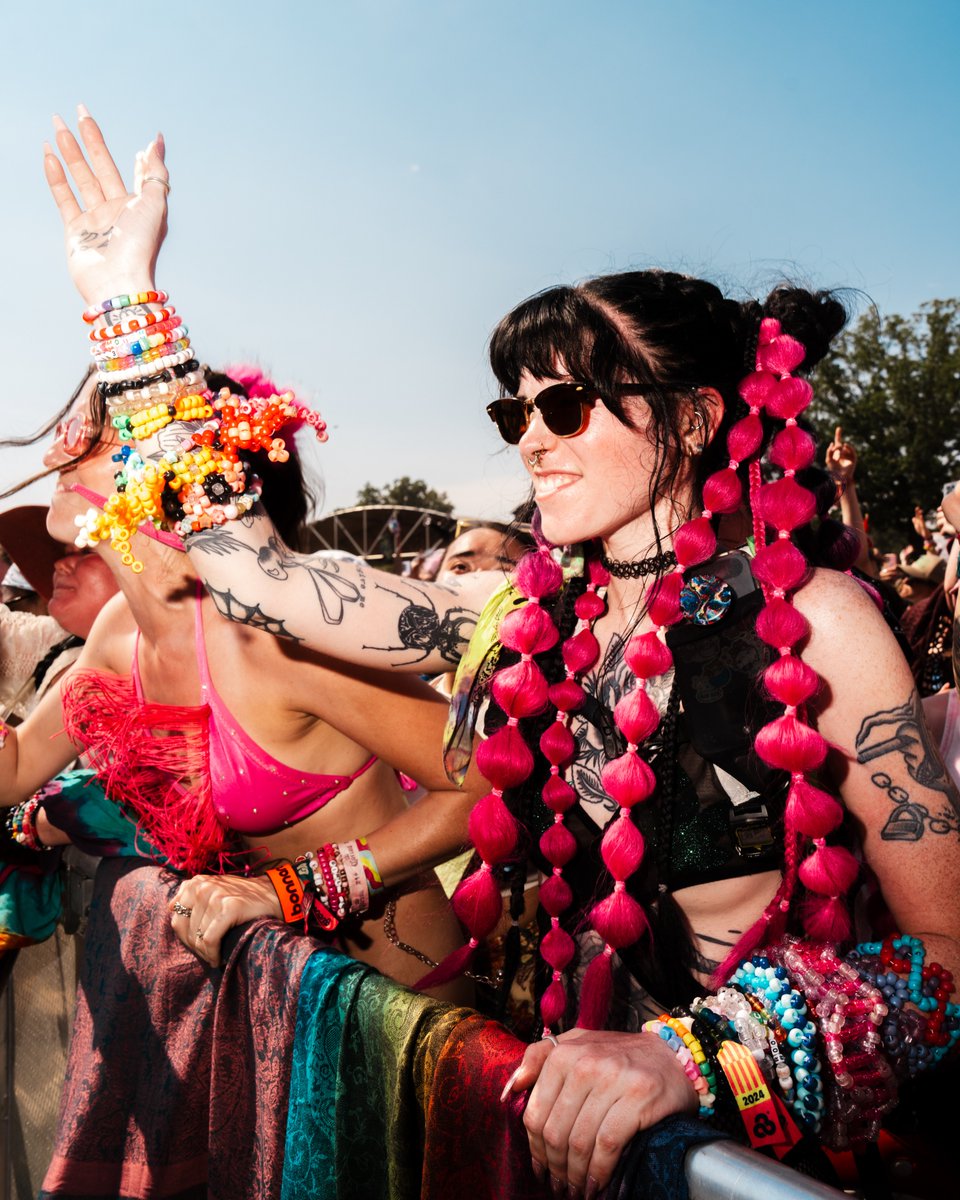 Bonnaroo's tweet photo. student tickets are running low 🚨 lock in the lowest price with your current .edu email at checkout!! https://t.co/8q0tAlzzOz https://t.co/yfrPT1rawb