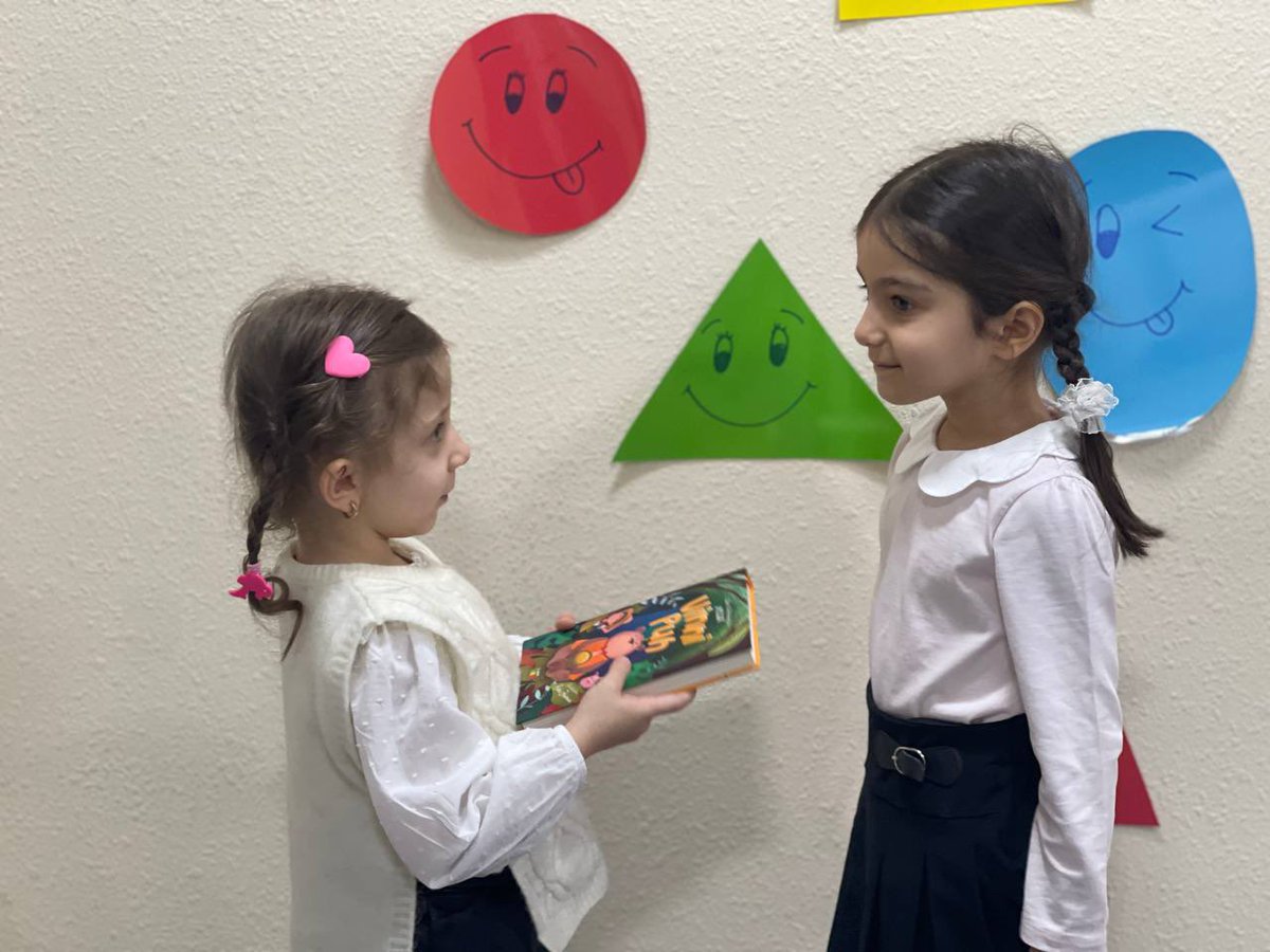 Hədəfdə kitab bağışlama günü… 
Böyüyündən kiçiyiniə, kiçiyindən böyüyünə kitablaşdılar!