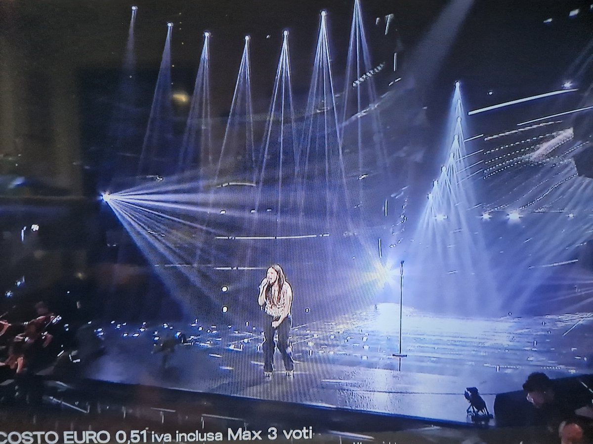 @Francescamichielin sei brava e carina... ma fatti vestire da qualcun'altro...  #sanremo2025