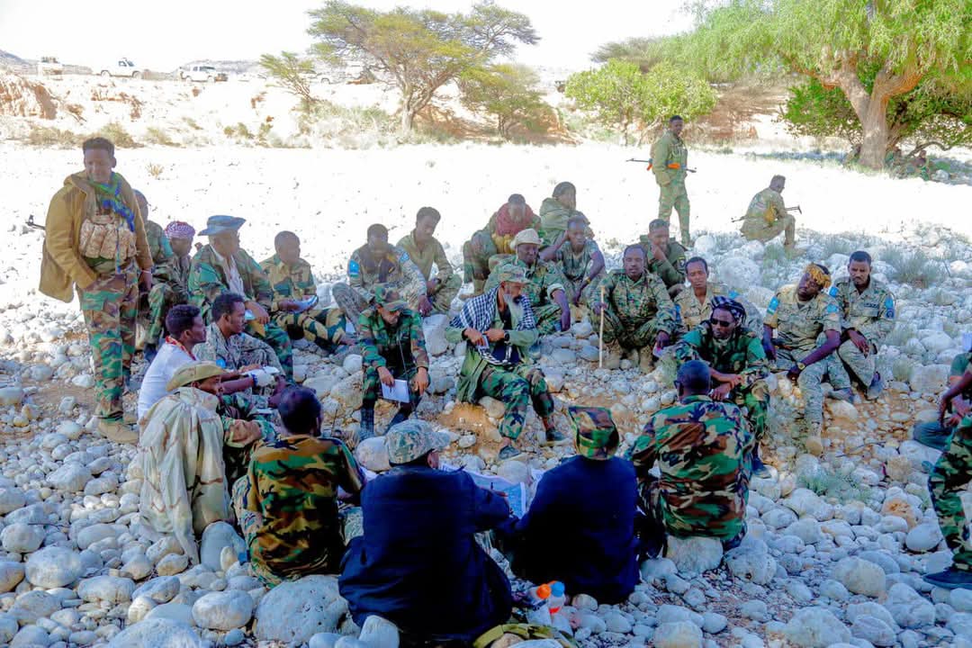 Mhmd_Omar01's tweet photo. #Puntland counter-terrorism authority published photos of former #Somalia senior military generals, sharing knowledge, tactics with frontline officers in Al-miskad hills Bari region.

Ongoing offensive is in final push of eliminating terrorist group #ISIS hiding in the area. #SO https://t.co/MU91h2FX7m