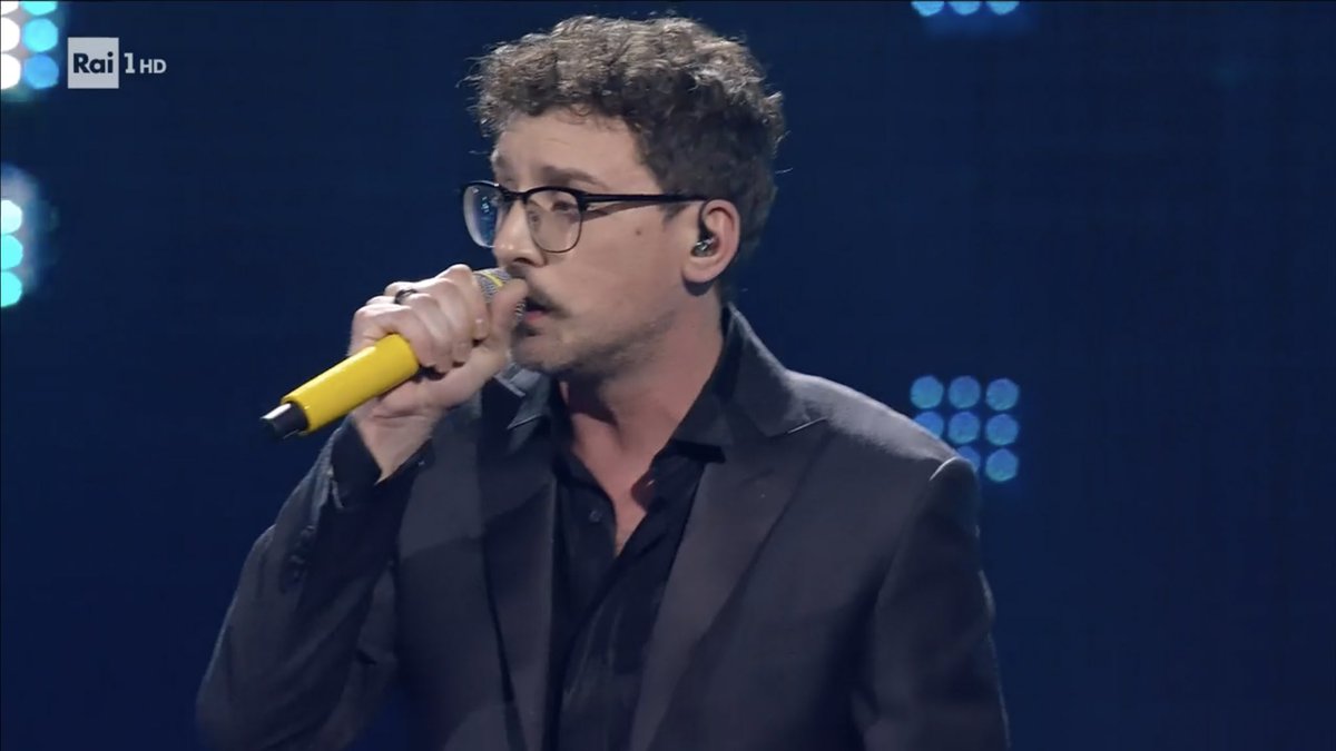 marrmat's tweet photo. Comunque vada: grazie padre per il servizio pubblico 

#Sanremo2025 https://t.co/YnUWKVZJlE