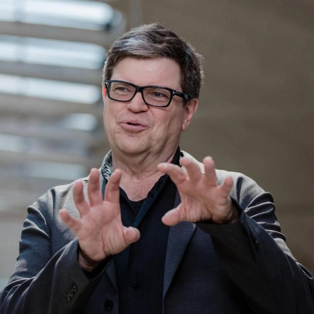 davidpladel's tweet image. Yann LeCun dijo una vez...
“La gente subestima lo que las redes neuronales pueden hacer”.
Aquí hay 9 lecciones que aprendí del pionero del Deep Learning: