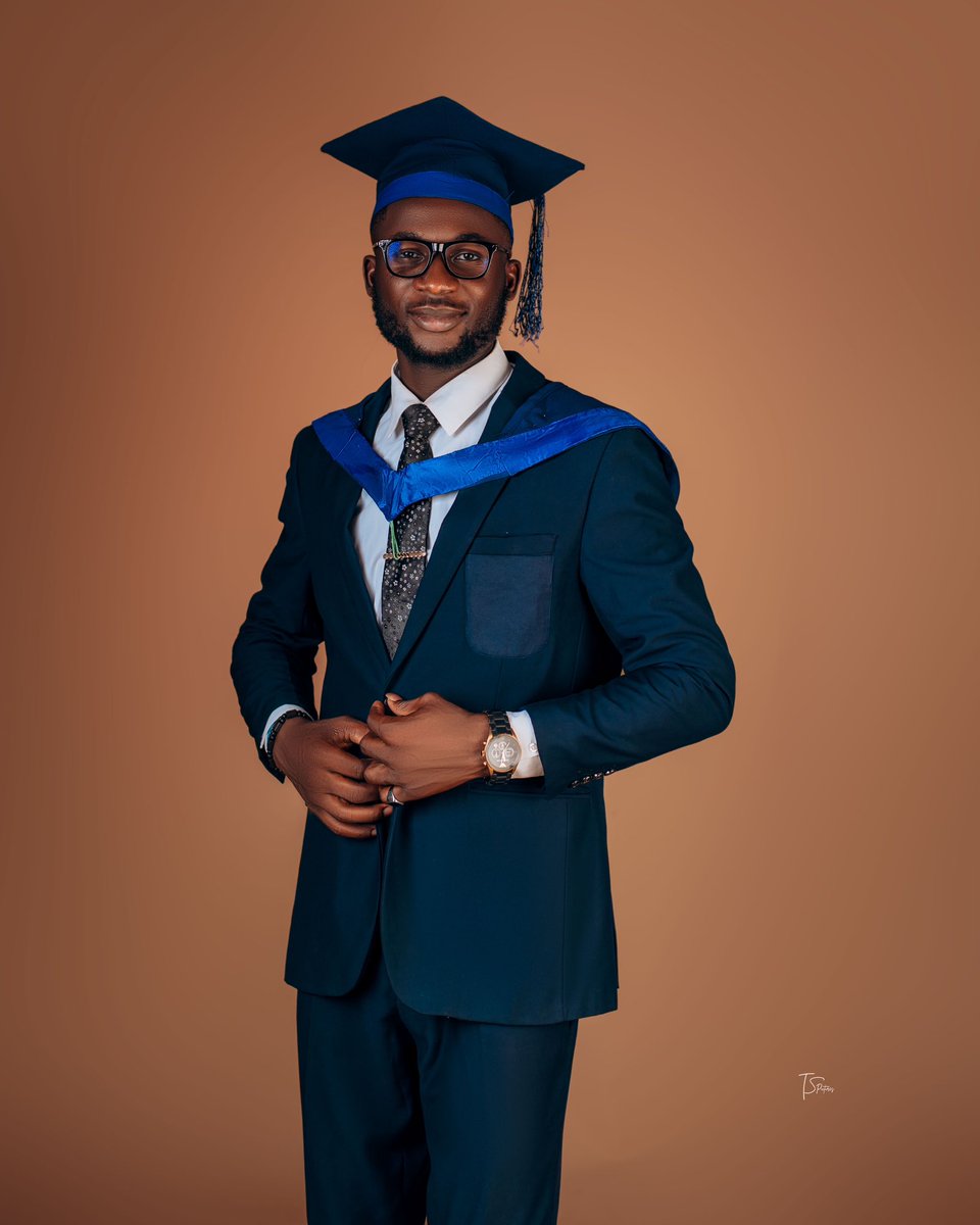 Oyin_Lolu's tweet photo. And finally, inhales fresh breathe of a predecessor.😮‍💨

From academia to media, then politics and other involvement out of the confines of that school 😅

The Polytechnic, Ibadan it’s been real, cheers 🥂🎉

#polyibadan #classof2024 #graduate #convocation #ValentinesDay https://t.co/LeUsFRC2HZ