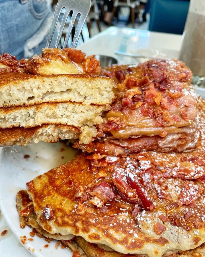 jayteetake1983's tweet photo. 🥯Bagelmania’s newest location right next to the Las Vegas Convention Center is the perfect spot for breakfast &amp; brunch after a long night🌌or early morning🌅! Get all your fixins’ in w 24 flavored bagels baked fresh daily🥯, tons of savory &amp; sweet pancakes loaded to th https://t.co/SyAEhCQ5x4