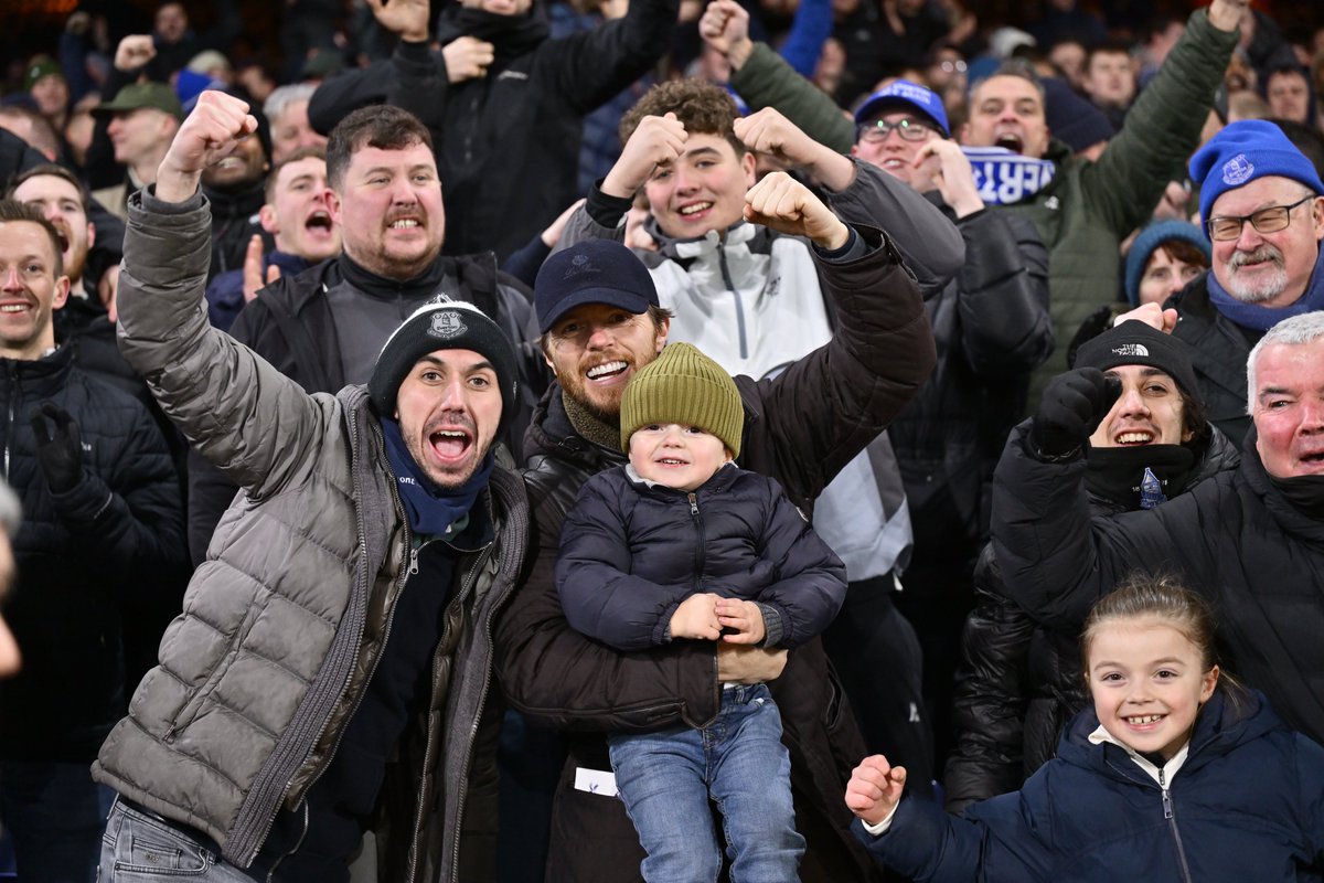 Everton's tweet photo. The travelling Toffees. 👏👏👏

Fantastic support from the away end - as always. Safe journey home, Blues. 💙 https://t.co/pvYSUEpOQb