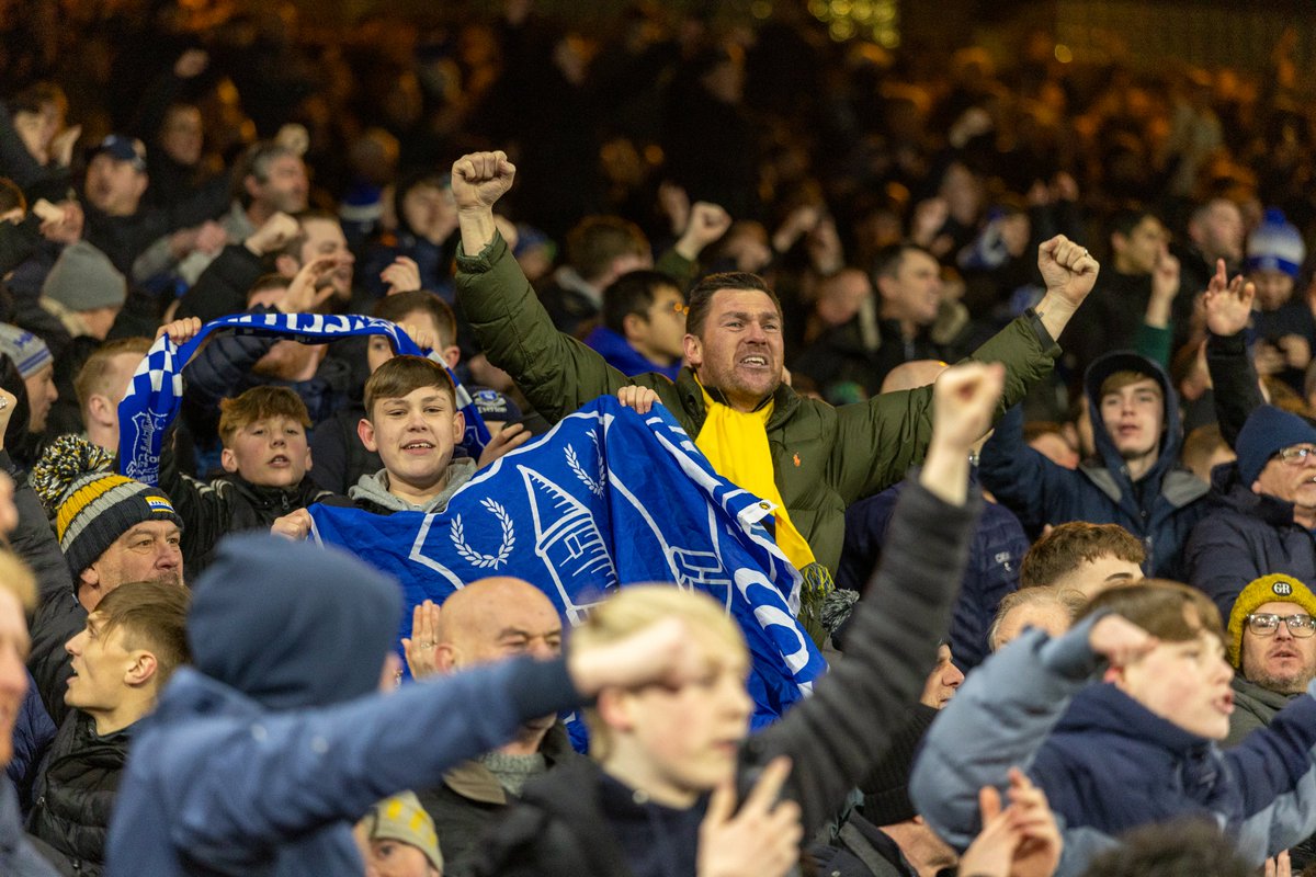 Everton's tweet photo. The travelling Toffees. 👏👏👏

Fantastic support from the away end - as always. Safe journey home, Blues. 💙 https://t.co/pvYSUEpOQb