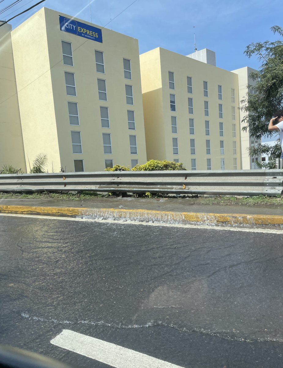 RockU007's tweet photo. @CMAS_Xalapa Fuga de agua sobre av. Lázaro Cárdenas, sentido a Banderilla y frente al hotel City Express. https://t.co/LmecTwZVSz