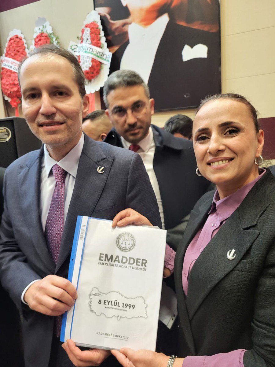 EmadDernegi's tweet photo. EMADDER’in ÖNEMLİ ZİYARETLERİ

DR.FATİH ERBAKAN Yeniden Refah Partisi Genel Başkanı / İstanbul Milletvekili 

Kademeli Emeklilik çıkması için herkes ile görüşmeye , her platformda olmaya devam edeceğiz.

Emad Derneği Karaman İl Temsilcileri YRP @rprefahpartisi  Genel Başkanı Sayın Dr. Fatih ERBAKAN Beyefendiyi @erbakanfatih Karaman’da  bir etkinlikte sahada ziyaret etmişlerdir.

Bizleri çok sıcak karşılayan Sayın  Genel Başkana,mücadelemizin daima gündemde kalması için ne kadar kararlı olduğumuzu göstermek adına,mağduriyetimizi anlatan dosyamızı bir kez daha sunup karşılıklı istişarelerde bulunmuşlardır.Sayın Genel Başkan konuya hakim olduğunu ve EMADDER i çok iyi tanıdığını ifade etmişlerdir.

Bizlere nezaketleriyle vakit ayırarak dinleyen Sayın Genel Başkana  çok teşekkür ederiz.

@erbakanfatih
@suatkilic
@mvaliyuksel42
@mehemmed19
@rprefahpartisi
@yalcineldogan
@melihguuner

#işbarışıbozuldu