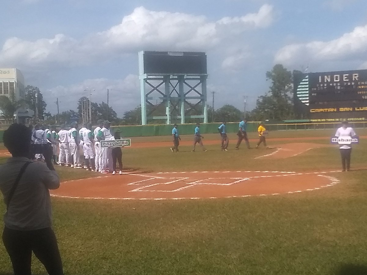 Queda inaugurado en el estadio Capitán San Luis de #PinarDelRío la etapa de cuartos de finales del torneo nacional de clubes campeones entre los equipos Arroyo Naranjo de #LaHabana y el municipio capital de Pinar del Río.
#InderPinar
<a href="/DaniellysSanch6/">Daniellys Sanchez</a>
<a href="/YulierGonzlez1/">Yulier González Pelegrín 🇨🇺</a>