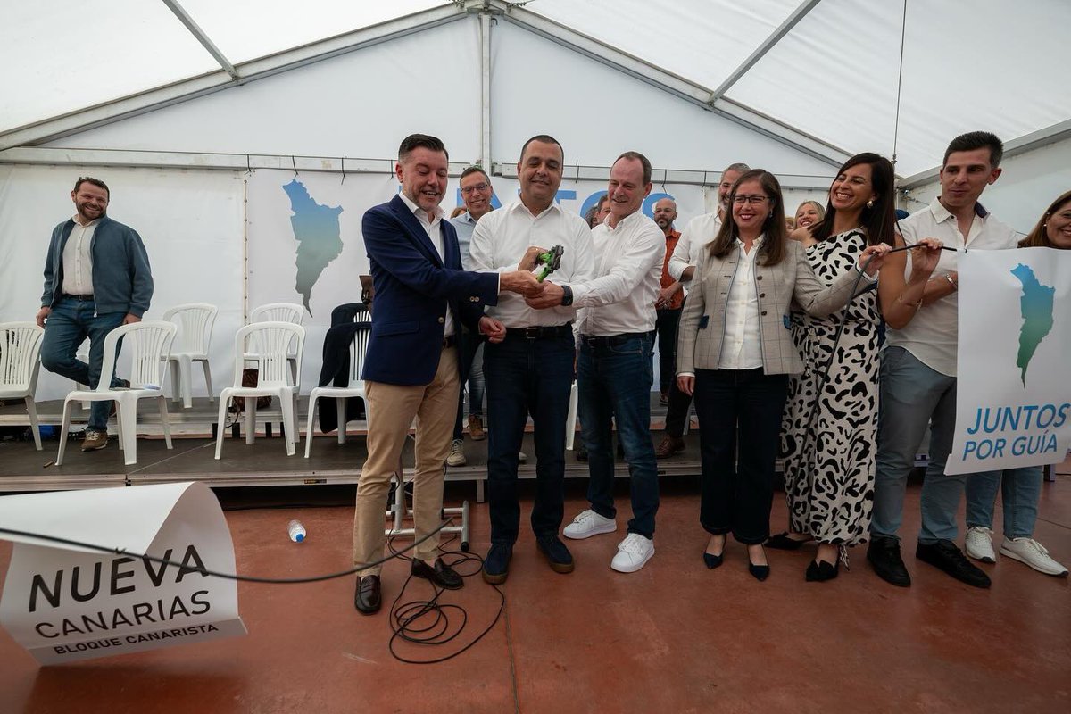teososam's tweet photo. Hoy Juntos por Guía ha certificado su desconexión con nueva Canarias. Se suma así a Roque Aguayro, en Agüimes; ASBA en Valsequillo; BNR en Gáldar y Agaete; Compromiso por Firgas o la Agrupación de Electores de Tejeda. 

Cientos de militantes de estos municipios que han contribuido a la construcción de nueva Canarias se han reunido durante las últimas semanas para debatir y certificar la desconexión de nuestros proyectos locales, con los que hemos levantado nuestros pueblos, de un proyecto que creemos que está agotado por el personalismo de sus líderes y el distanciamiento de las bases y de la gente. 

Ahora trabajamos también con compañeros de todos los municipios de la isla en la creación de un nuevo proyecto político que represente a nuestra isla, a su gente desde las raíces municipalistas de cada barrio, de cada calle.