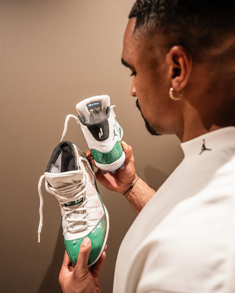 SoleRetriever's tweet image. “Be J.Hurts. That’s Always Enough.”

Up close with @JalenHurts’ Super Bowl Air Jordan 11 PEs 🦅

📷 imvar