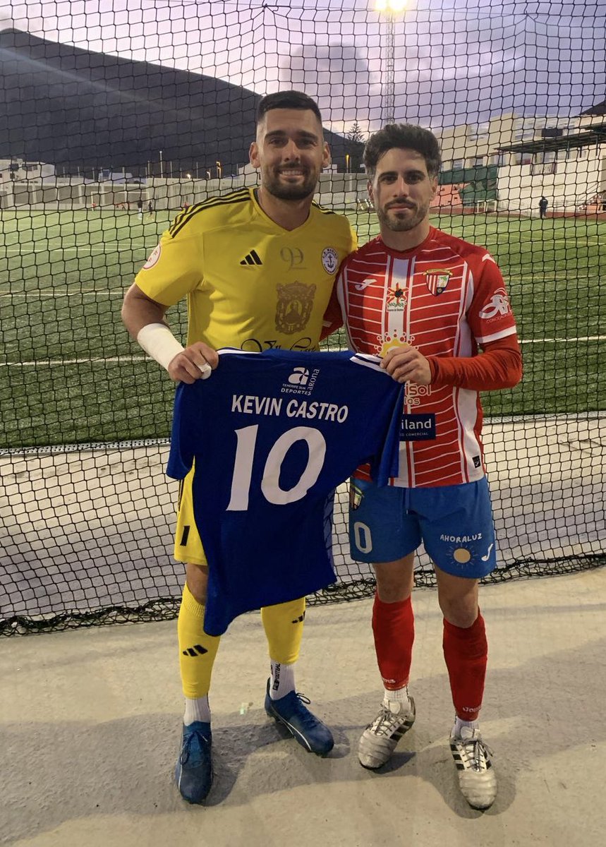Durante el encuentro de hoy <a href="/davidruso1/">David K</a> hizo entrega de esta camiseta del club a <a href="/keevincastro/">kevin castro</a>, ex-jugador de nuestro club.

Desde el club le guardamos un gran cariño y le deseamos todos los éxitos tanto personales como deportivos.

Uno de los nuestros 💙.

🤩💙