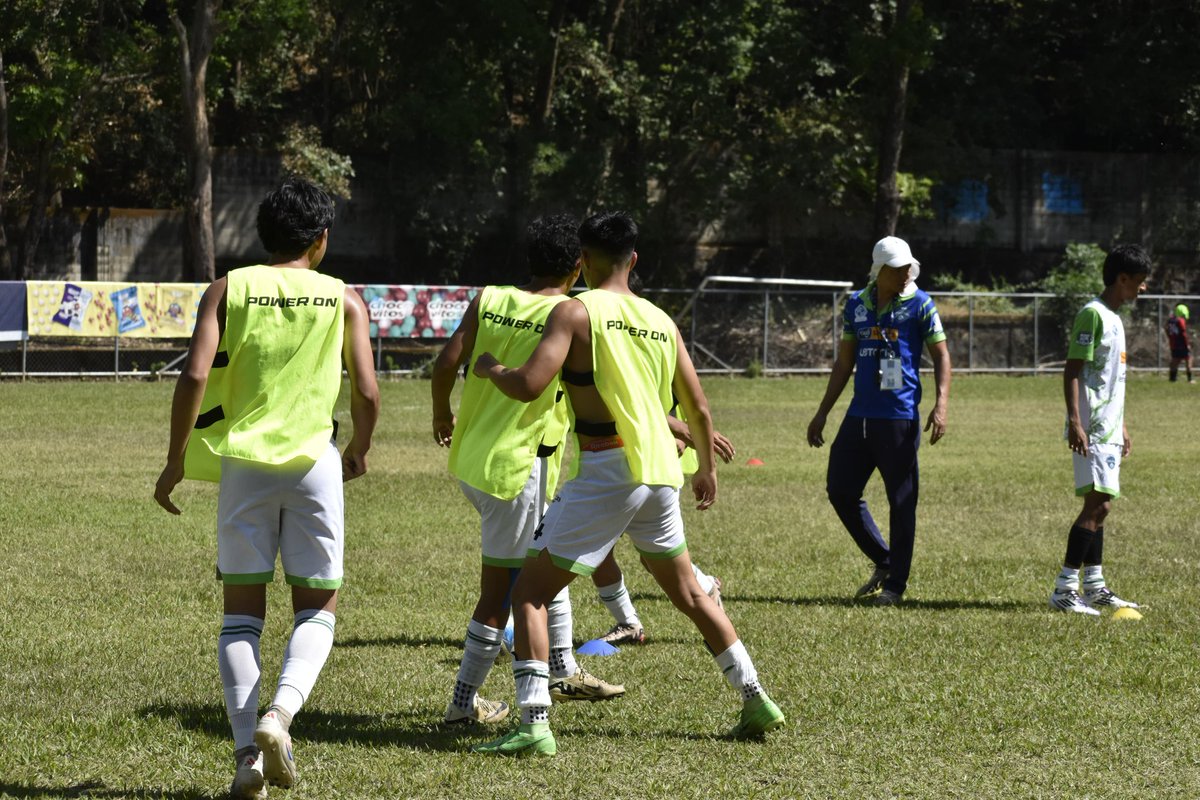 CDUsulutan's tweet photo. 💥⚽️🇸🇱 INICIA EL CALENTAMIENTO 🇸🇱⚽️💥

Iniciamos el calentamiento previo al partido de esta tarde frente a @LaPazFCZ

 #cdusulutan🐆💚🤍💙 
#SomosCDUsulután https://t.co/UZj2ZLvCaR