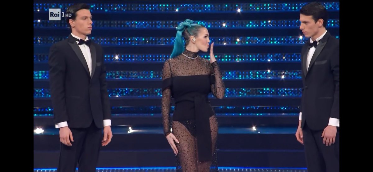 spatio_brevi's tweet photo. Stasera da donna ve lo dico: sto per avere un infarto davanti a tanta bonaggine!

#sanremo2025 #RoseVillain https://t.co/SetkxnXeh3