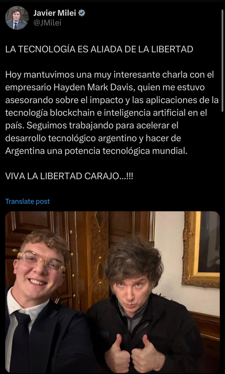 No sólo fue partícipe de la estafa más grande de la historia, sino que dejó  todos los dedos marcados, porque es básicamente un idiota. Acá, hace un  mes, celebrando su reunión con