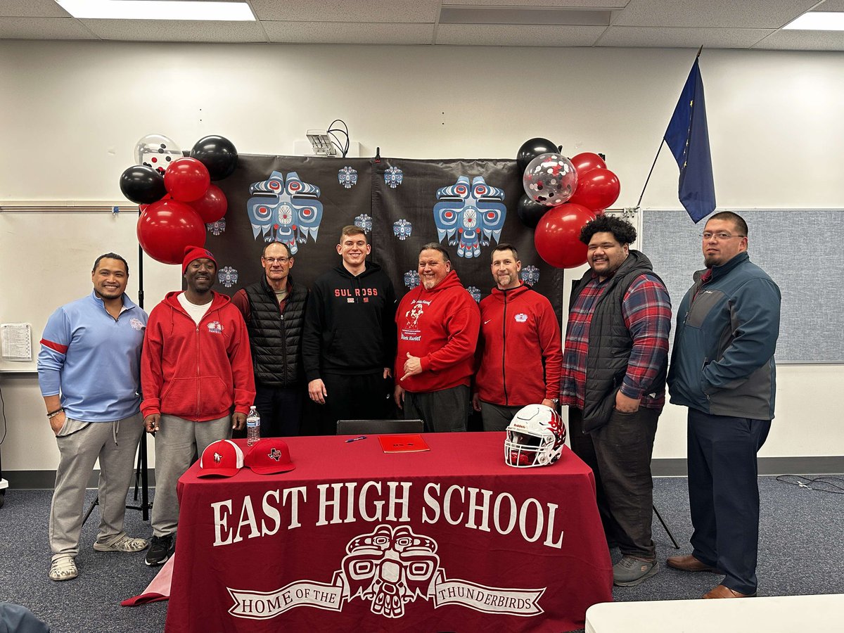 GeorgeLane48's tweet photo. Thank you to everyone who attended my signing day. Thank you to all my Family, Coaches and Friends for your support. Looking forward to this next chapter in "The Pine" 💪🏼🏈❄️🐻‍❄🐺 #GoLobos  @SRSUFootball #VamosBos #babyfacepolarbear https://t.co/qFGFnmwtrw