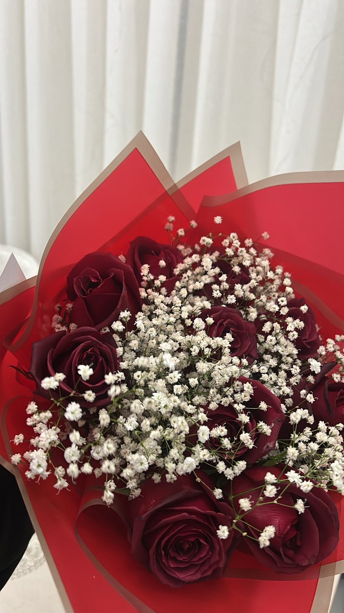 Tüm haftanın yorgunluğu, stresiyle eve geldiğimde, kapıyı yarım açıp en sevdiğim bakışıyla gülerek sakladığı çiçekleri çıkaran sevgilimm, sen benim en büyük şansım, en huzurlu yanımsın… Her an daha çok aşık oluyorumm, günümüz kutlu olsun ♥️ #HappyValentinesDay