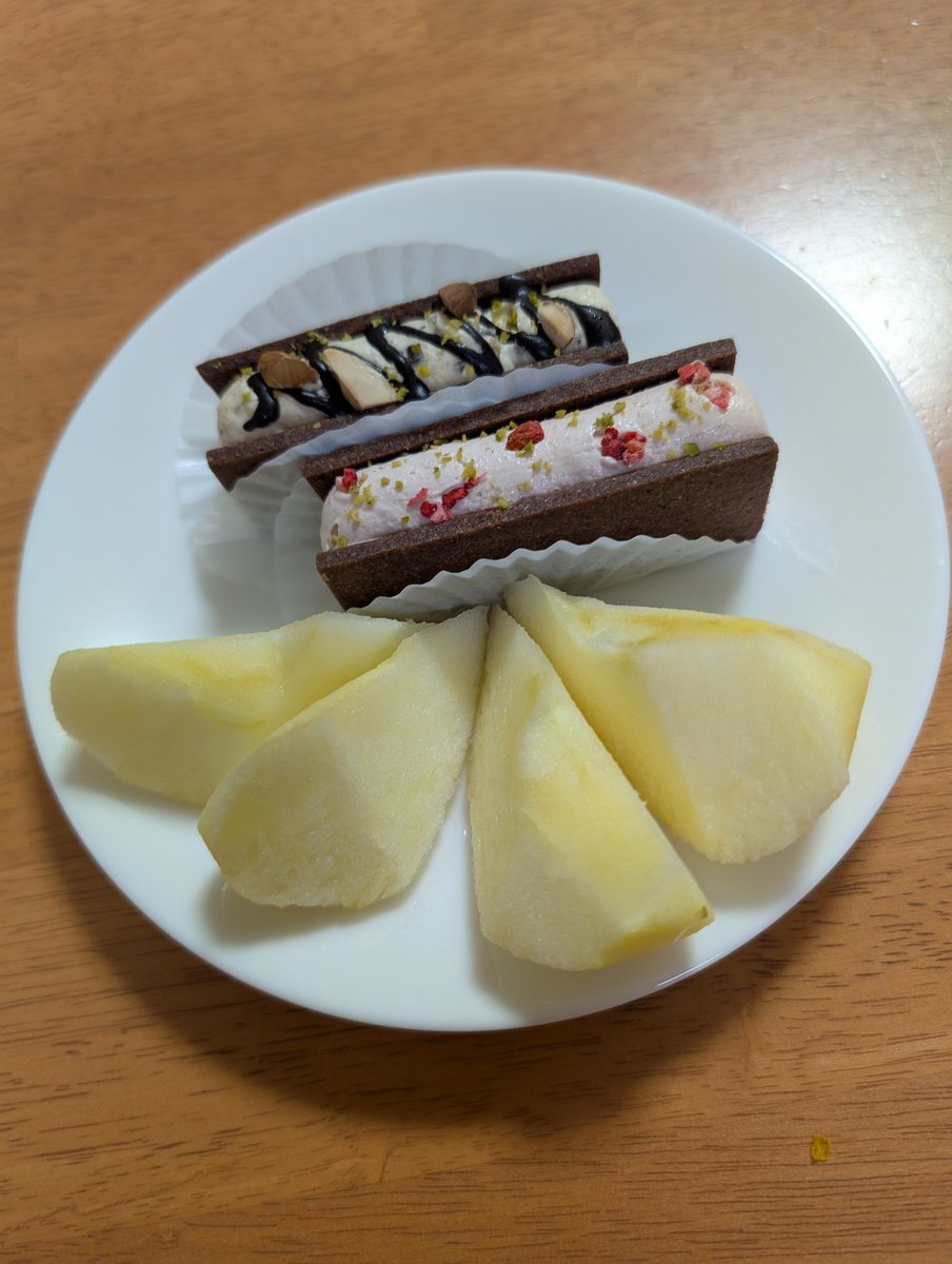 StargazerO715's tweet image. 昨晩の食後のデザートは、りんごと、ITTENさんのグルテンフリーバターサンド
#ITTEN
#グルテンフリーのお菓子
#バターサンド
#就労継続支援B型