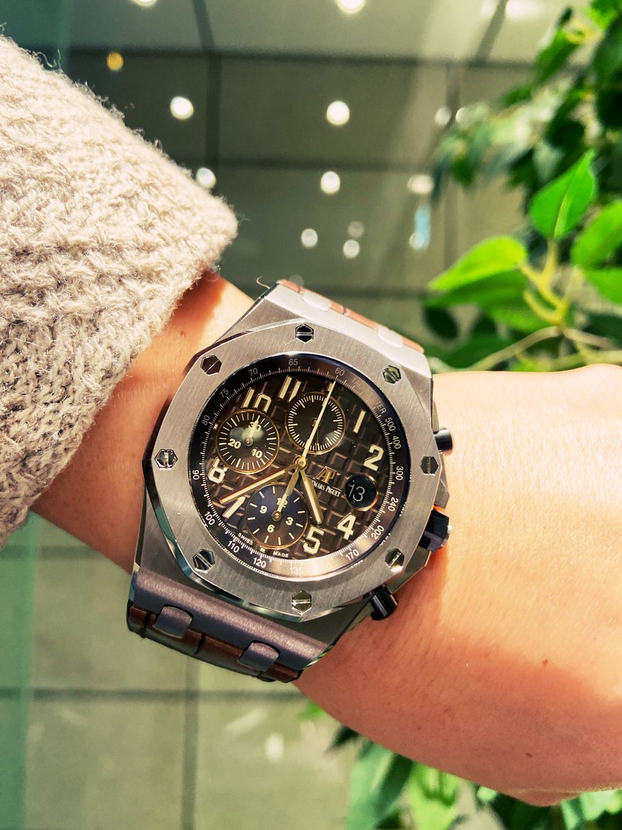 k51_com's tweet photo. 【本日のコーデ2025/2/15】

ナルシストで自撮りしてるわけではありません(^^;;
各SNSで僕の普段のコーデを色々見せて欲しいというリクエストが結構あるので不定期で発信してます！
ファッションは「to me」ではなく「for you」。
自分が着たいものを着るのではなく相手や場所に合わせて装うのがK-51のファッションポリシー。 

❄ウインターホワイトコーデ❄
ベージュに白パンという春夏っぽい色の合わせを秋冬でする時はウォーム感のある素材でのコーデを意識すると◎👍グレーやアイスブルーの色をプラスで取り入れると今っぽい大人のコーデになります。

①ニットジャケット
・かなりローゲージのざっくりニットジャケット
・生地がボリュームあるのでサイズは若干オーバーサイズでコート兼ジャケットとして使ってます。外出時は防寒＆アクセントとしてマフラーとサングラスを装備。

②インナー
・グレーのタートルニットで落ち着いた印象

③スラックス
・コーデュロイの白パン←秋冬1本持ってると重宝します

④小物
・靴・バッグ・時計は茶色で統一
・白パンだと靴はどうしてもローファーを合わせたくなる(¯∇¯٥)ここは好みの問題

⑤マフラー
ブランド感出しまくってて少し嫌らしいけど全体の色の合わせが淡いトーンなので外出時のアクセントとしてはちょうど良いかな

ご参考までに。。。

@k51_international 
--------------------------------------------
#k51インターナショナル 
#スーツ好きな人と繋がりたい 
#オーダースーツ 
#オーダーメイドスーツ 
#オーダースーツ東京 
#オーダージャケット 
#ビジネスコーデ 
#ビジネススタイル 
#ビジネスファッション 
#ビジネススーツ 
#ビジネスカジュアル 
#大人ファッション 
#ビジネスマナー 
#スーツマナー