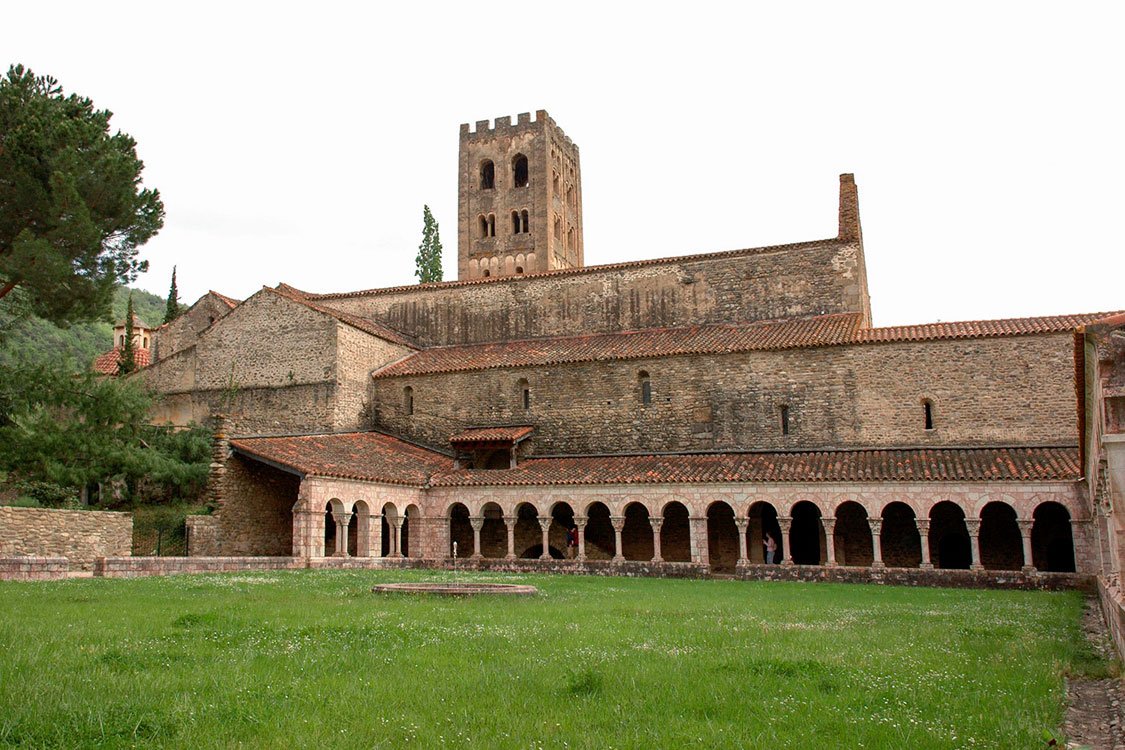 Bona part del meravellós claustre de Cuixà, al Conflent, es troba avui al <a href="/met_cloisters/">The Met: Cloisters</a> de Nova York, una gran reconstrucció museística d'edificis medievals catalans, occitans i francesos.

És ben bé com ser a la Catalunya Nord... sense moure's de Manhattan! 🤯