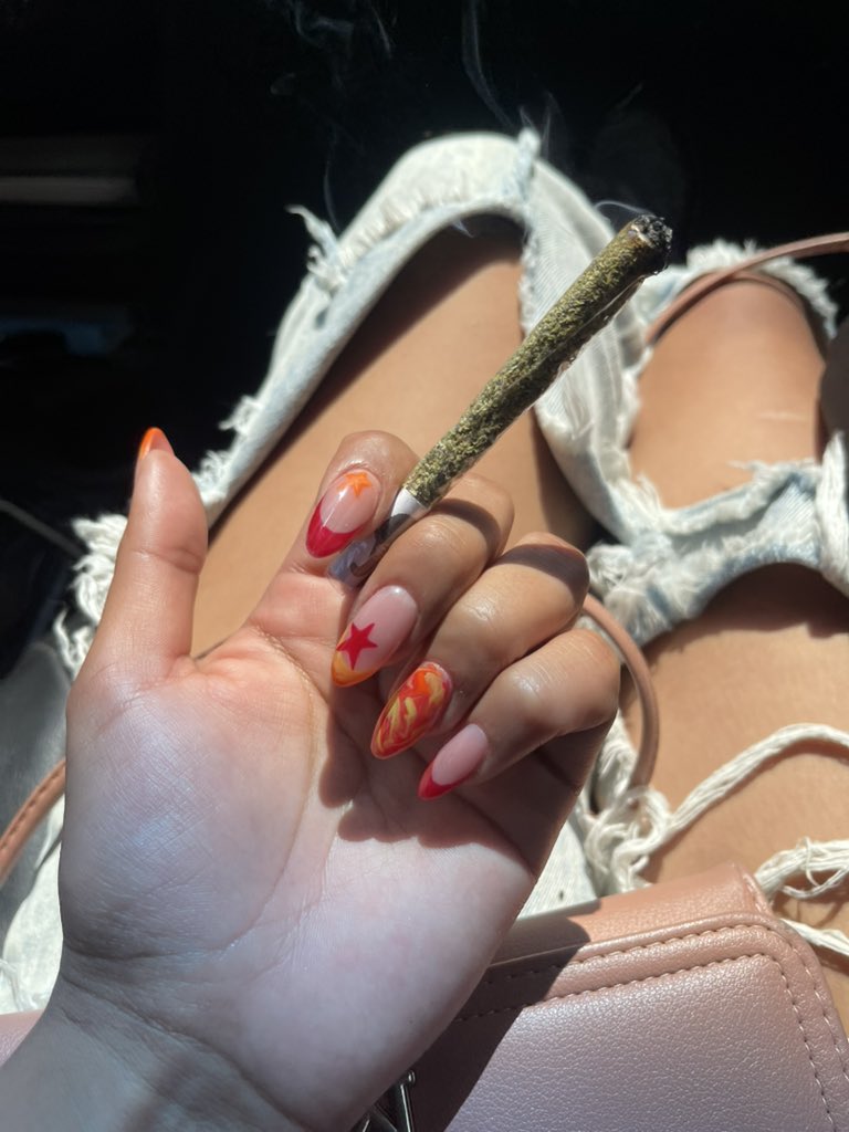 Uñitas nuevas y un kingsize para tener un sábado perfecto 🌞
#Weedmob