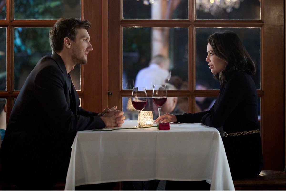 hallmarkchannel's tweet photo. Liv @JanelParrish and Tom #ScottMichaelFoster are going to the cooking class together! Could prepping a meal turn into something more? #ReturnToOffice #Loveuary https://t.co/yEWU0ccwEP